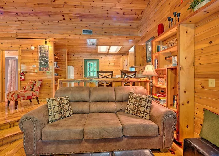 Ideally Located Broken Bow Cabin - Private Hot Tub